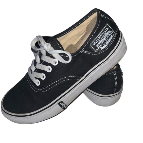 Levi's Shoes - Levi women’s shoes size 7